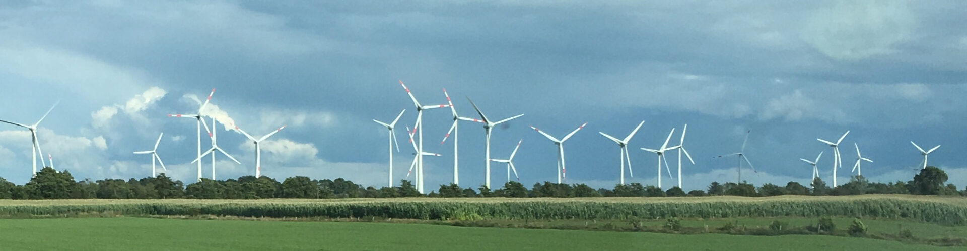 Himmel in Nordfriesland mit Windmühlen