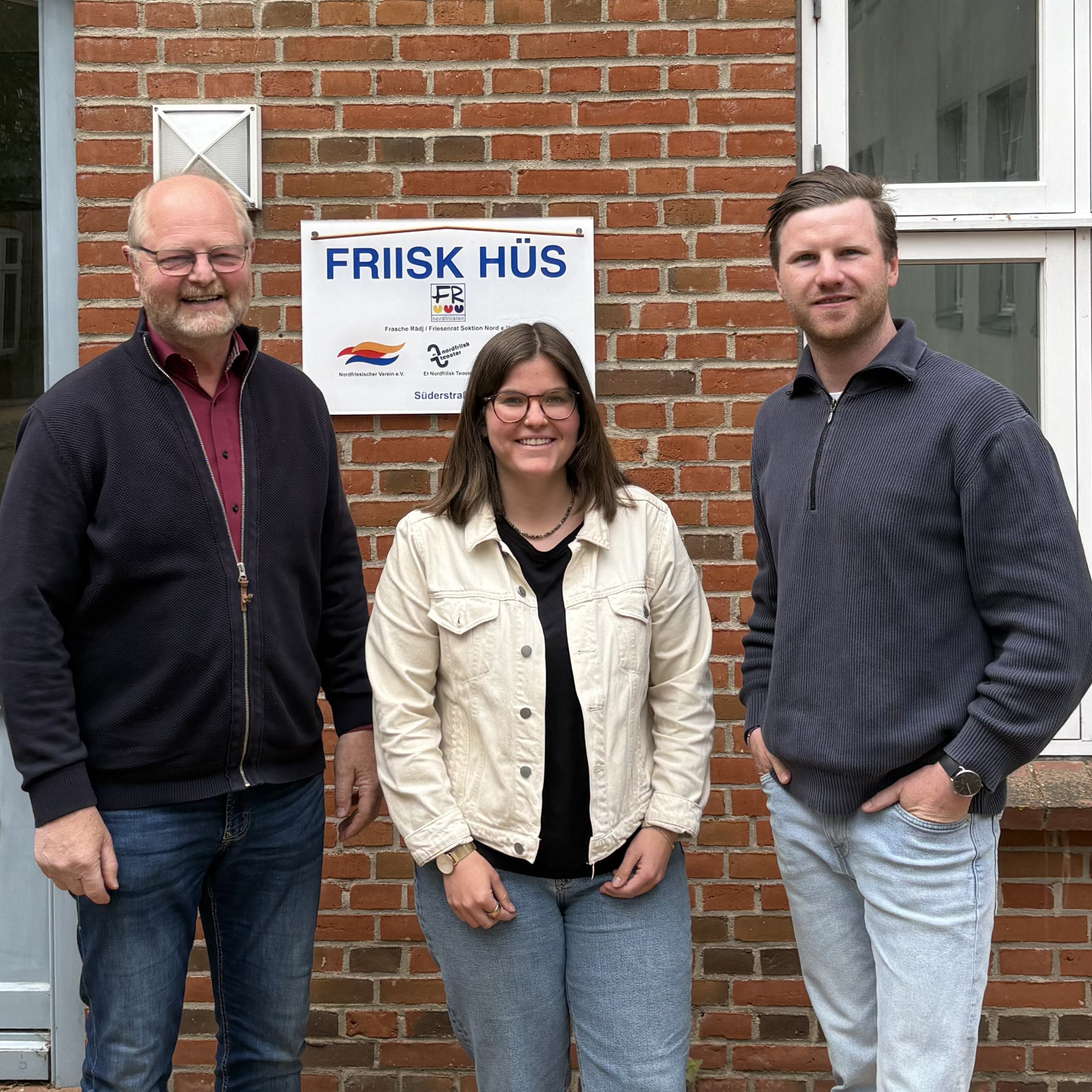 Verstärkung für den Friesenrat: Ingwer Nommensen (l.) begrüßt Hannah Müller und Boh Quedens im Friisk Hüs.